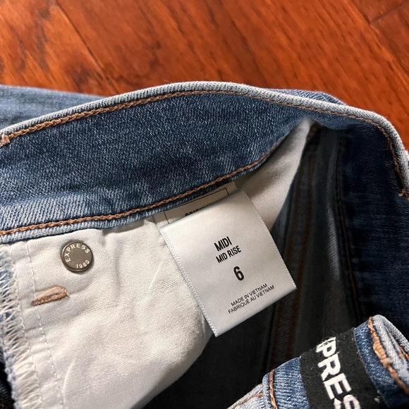 Express Mid Rise Jean Shorts - Picture 3 of 4